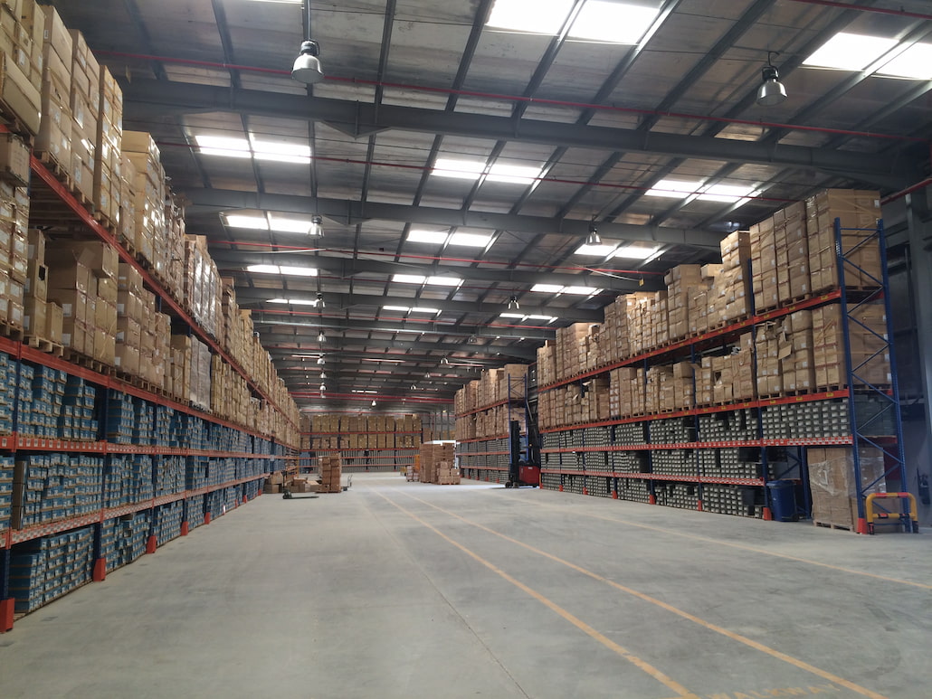 What are the advantages and limitations of pallet rack?